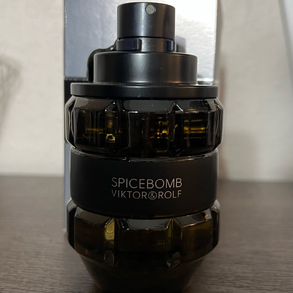 Spice bomb by Viktor& Rolf Pour Homme Eau de toilet- 3oz. Sprayed once. Tester.